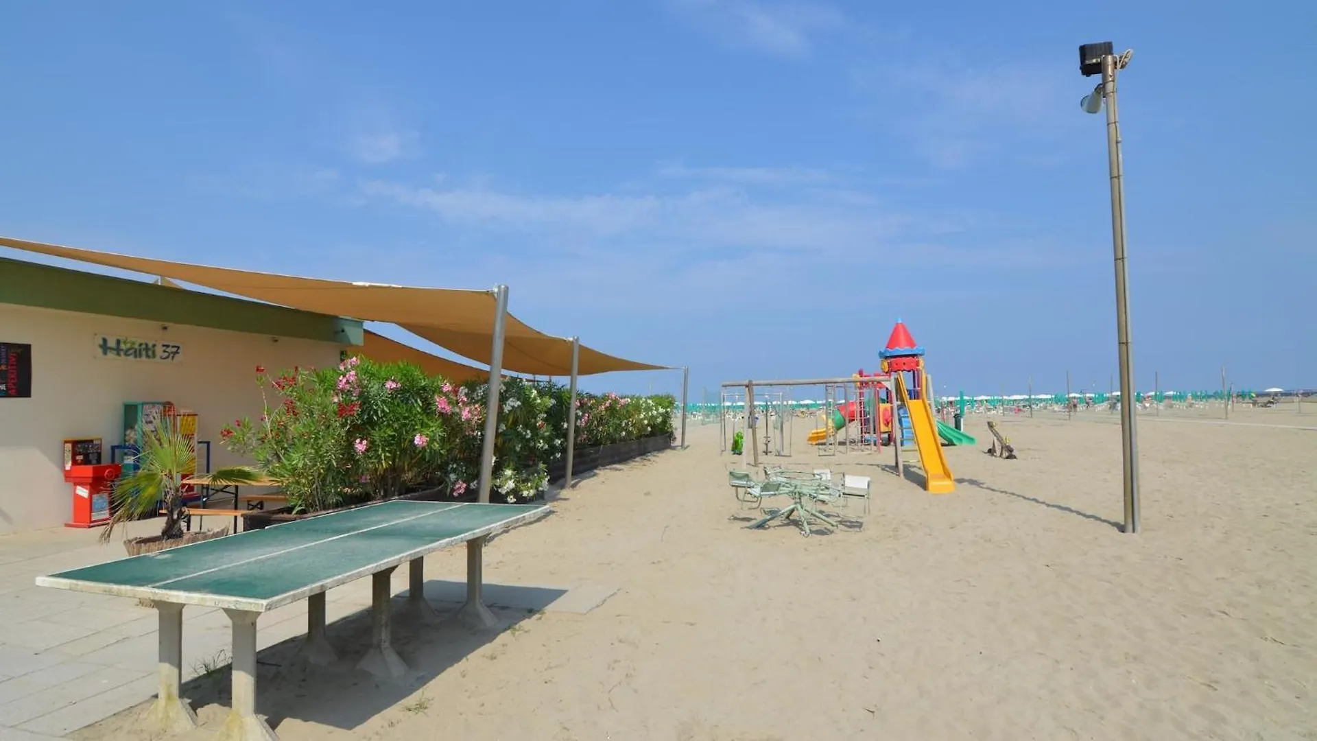 Holiday home Comfy Apartment With Ac Located At The Beach